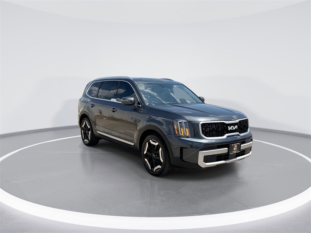 Used 2024 Kia Telluride EX w/ EX Captain's Chair Package image 2