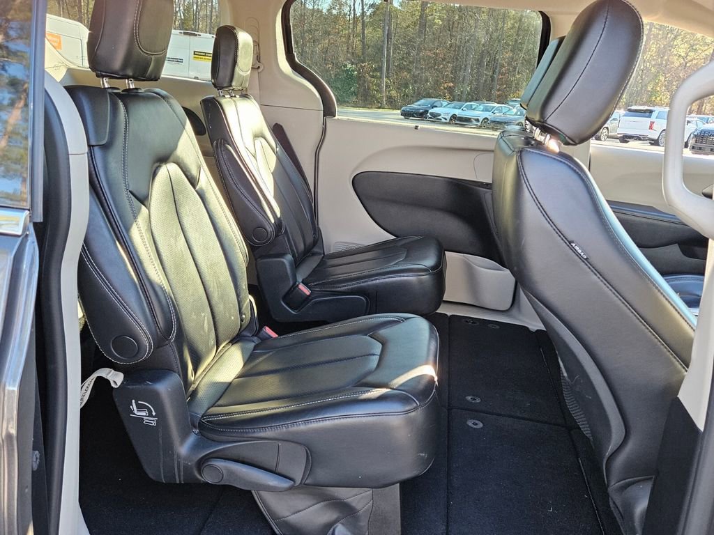 Used 2023 Chrysler Pacifica Touring-L image 15