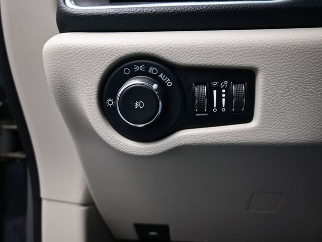 Used 2023 Chrysler Pacifica Limited FWD image 16
