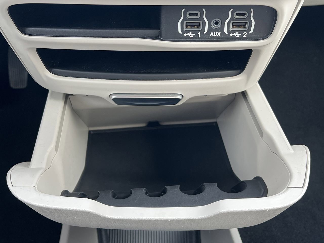 Used 2021 Chrysler Pacifica Touring-L image 6