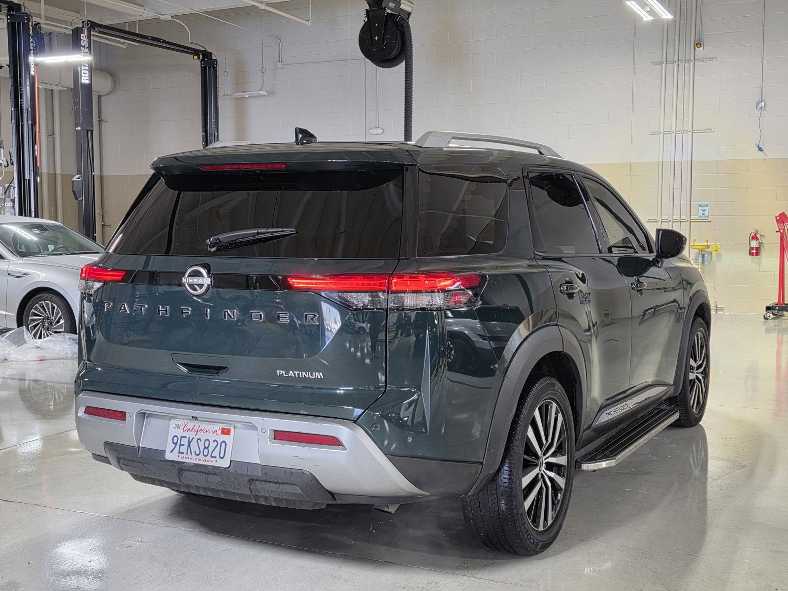 Used 2023 Nissan Pathfinder Platinum image 7