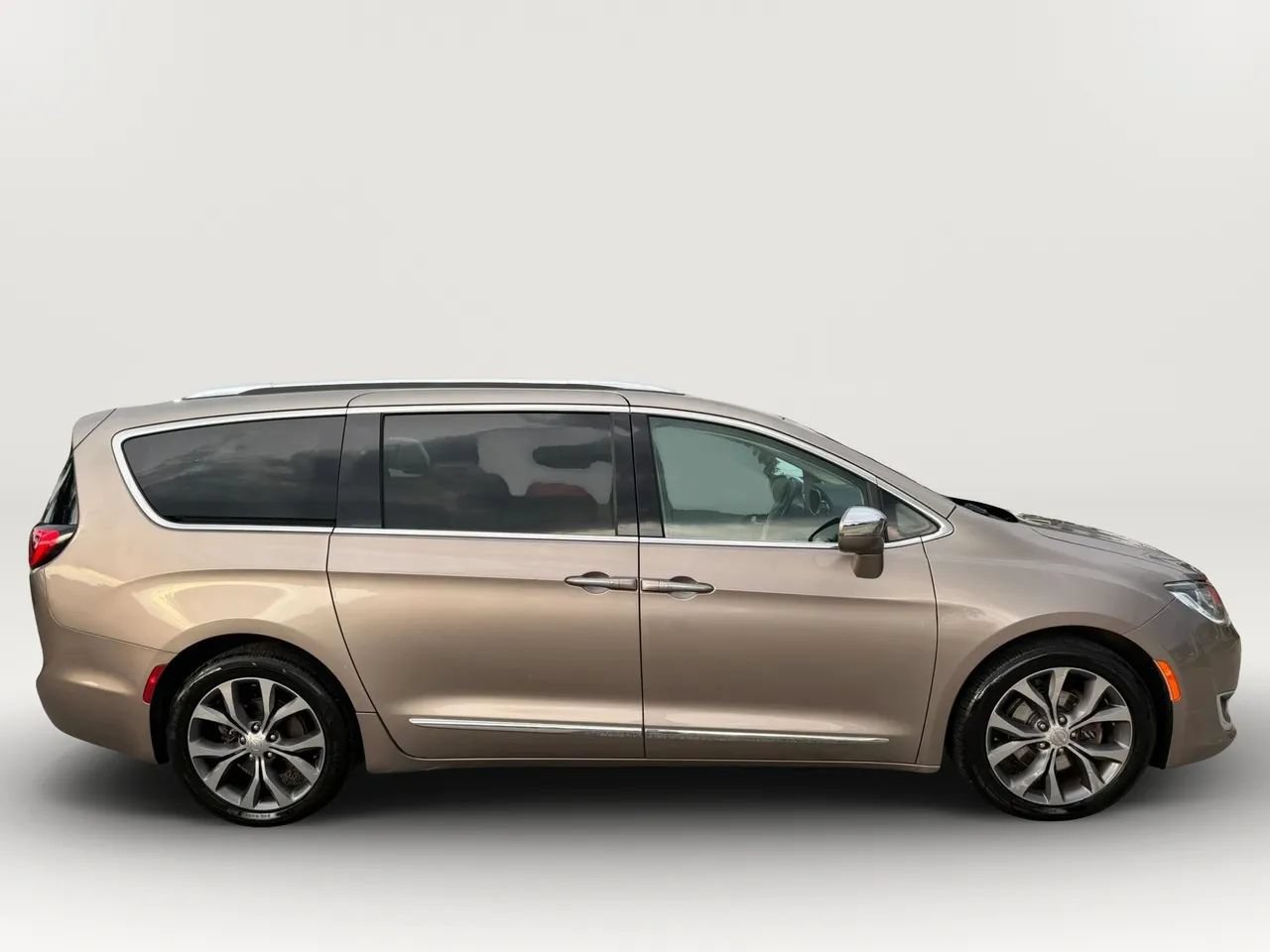 Used 2017 Chrysler Pacifica Limited FWD image 2