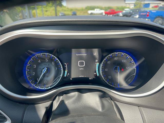 Used 2024 Chrysler Pacifica Touring-L FWD image 23