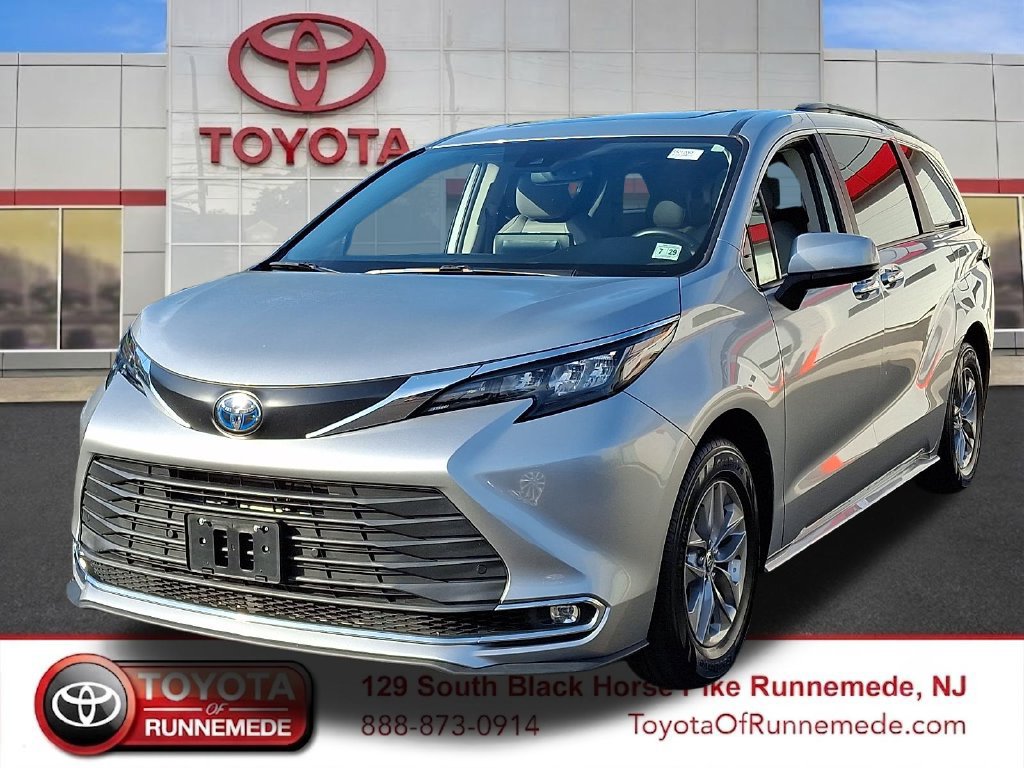 Used 2024 Toyota Sienna XLE FWD image 3