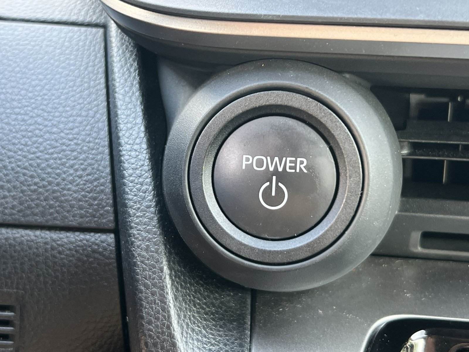 Used 2025 Toyota Prius LE FWD image 33