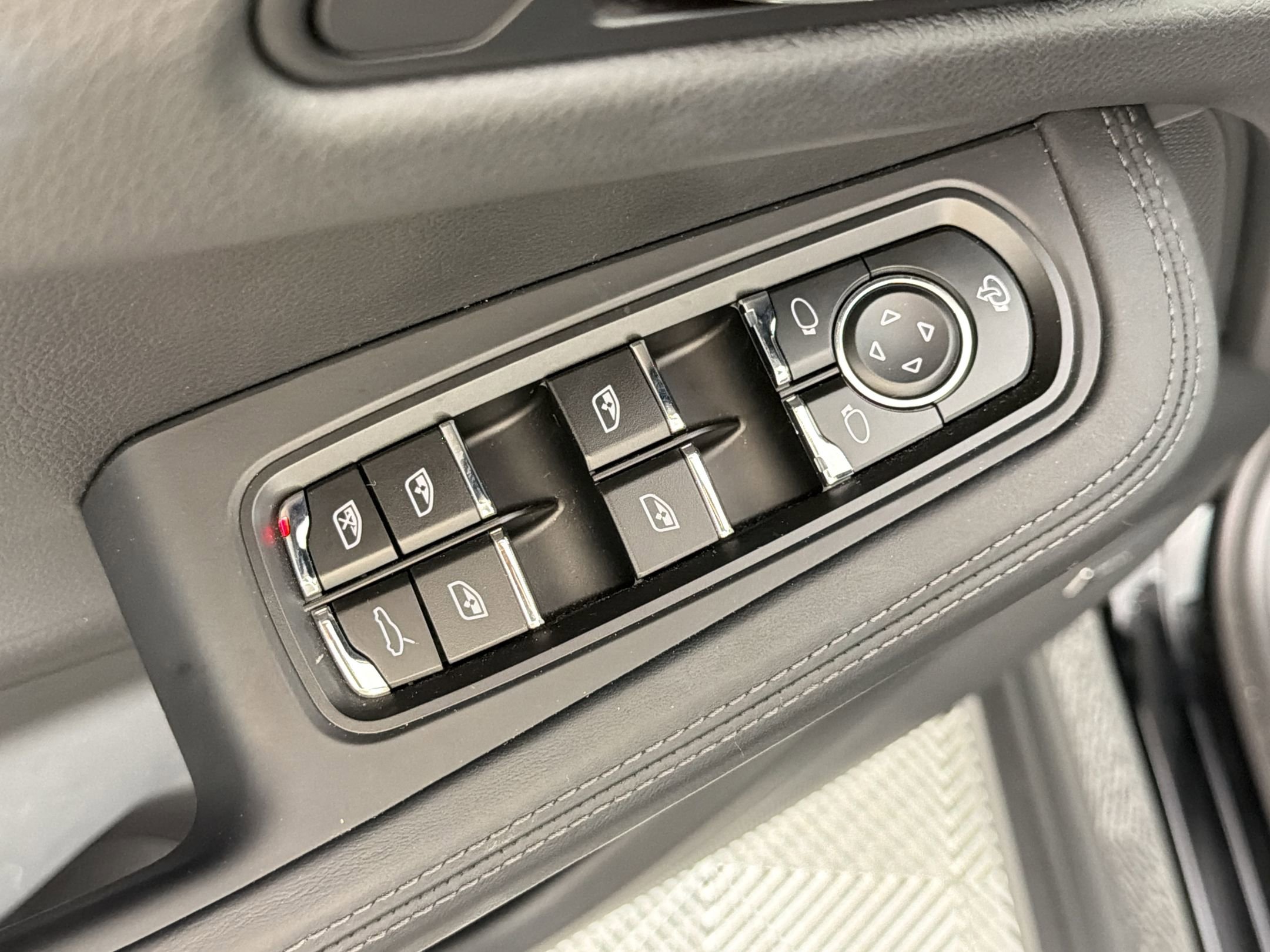 Certified 2026 Porsche Macan AWD/4WD image 13