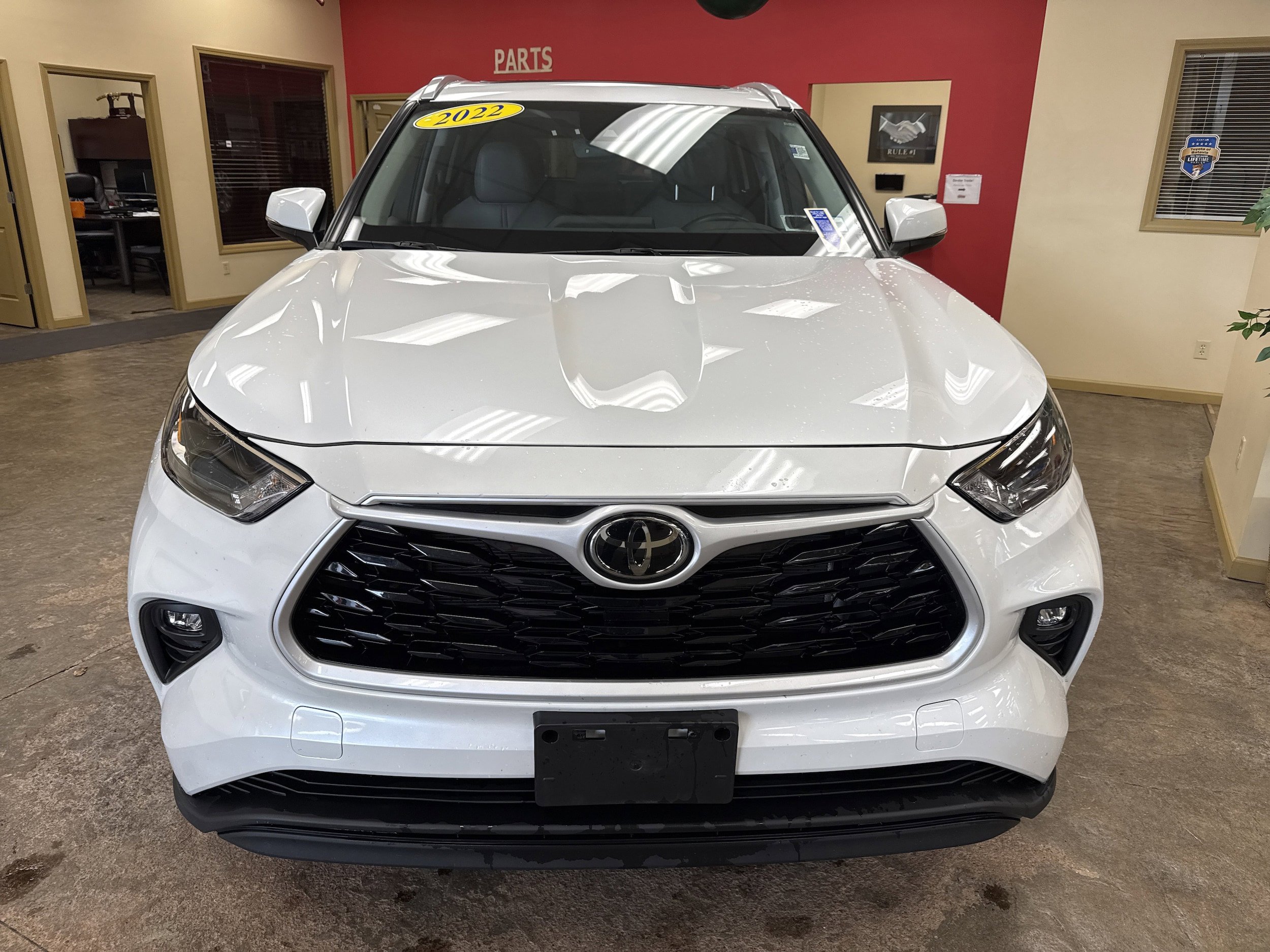 Used 2022 Toyota Highlander XLE image 2