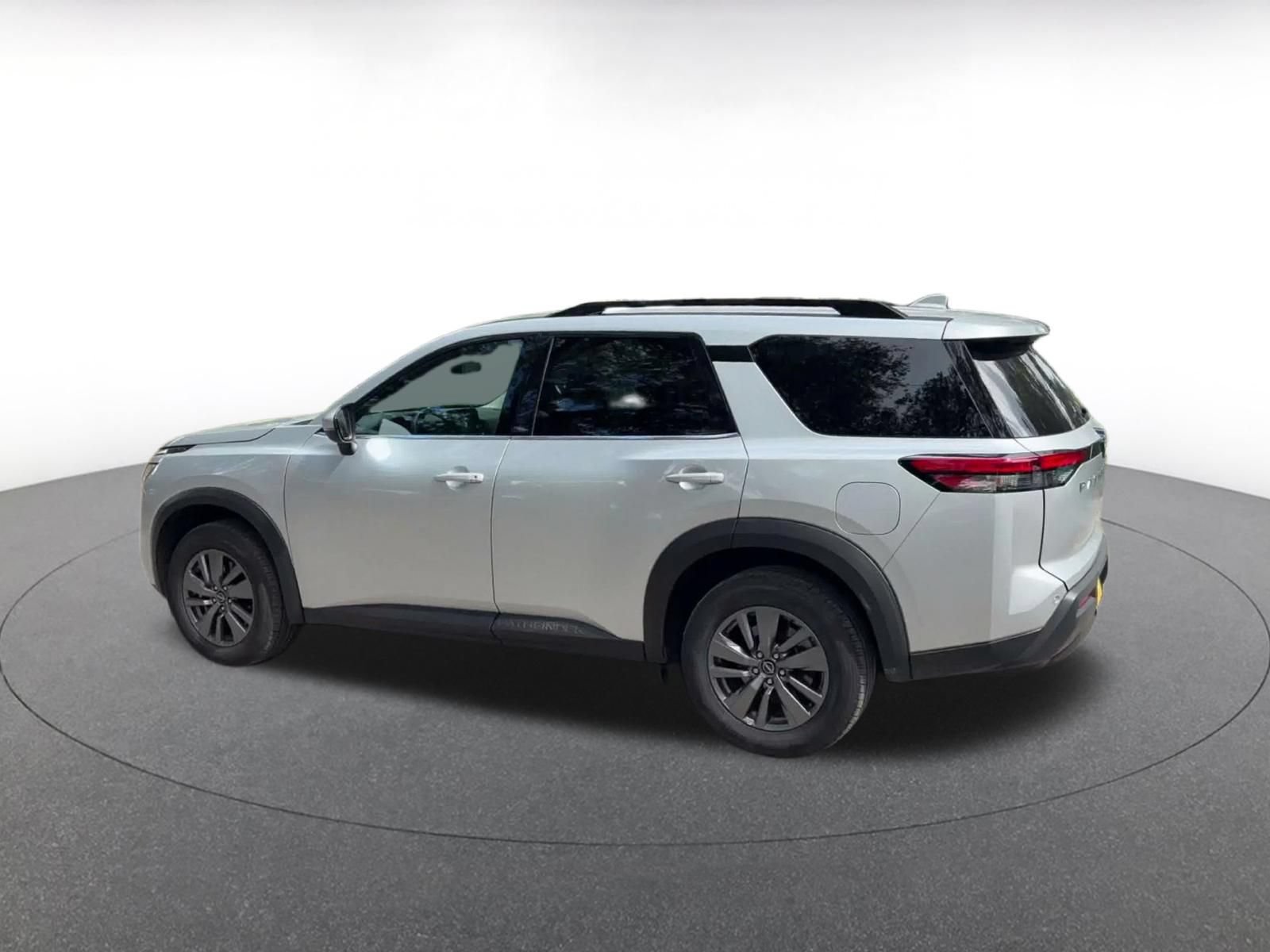 Used 2025 Nissan Pathfinder SV AWD/4WD image 10