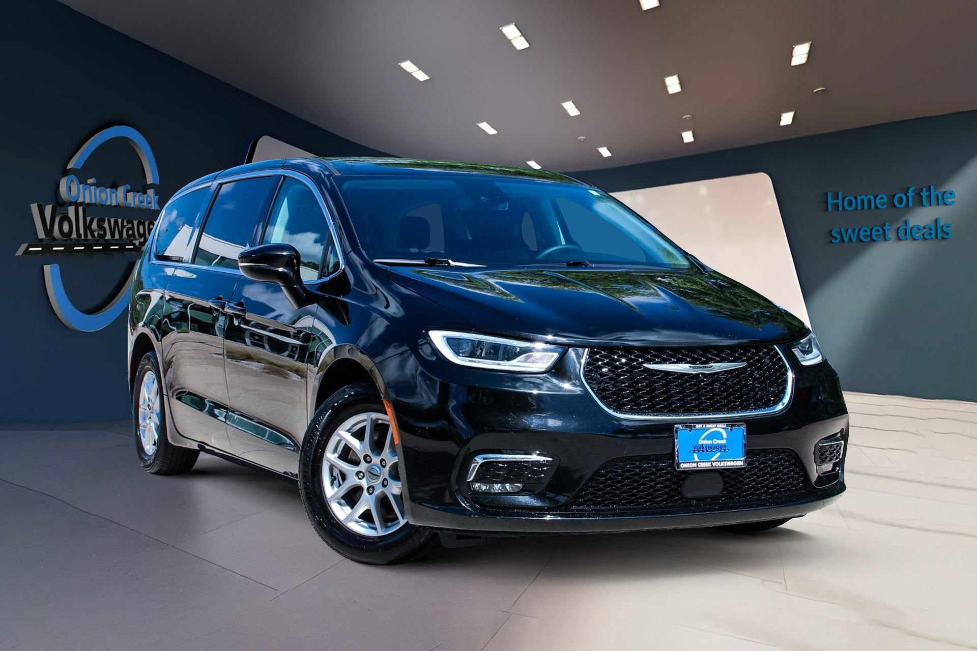 Used 2024 Chrysler Pacifica Touring-L image 3