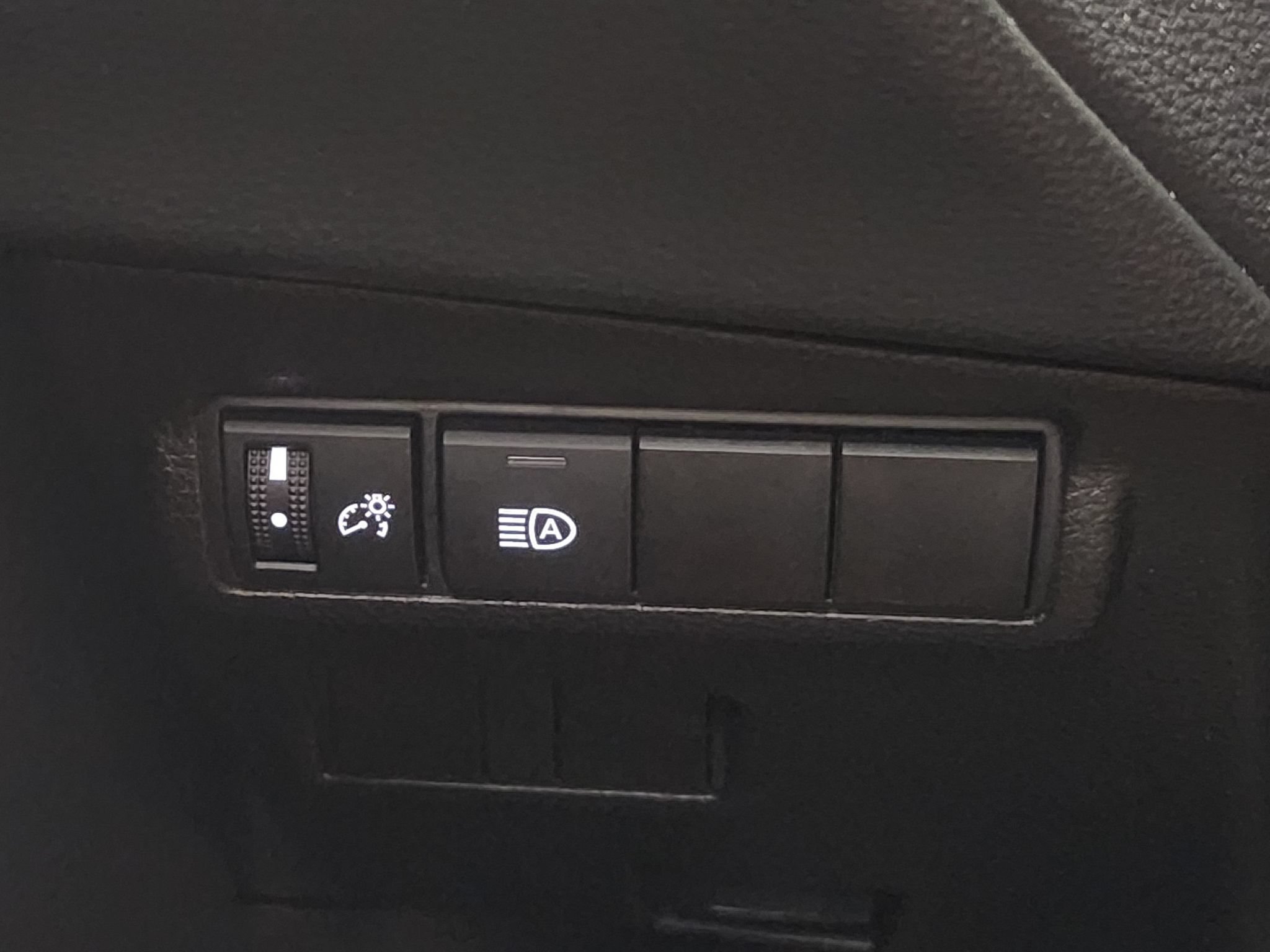 Used 2025 Toyota Corolla Cross LE FWD image 20