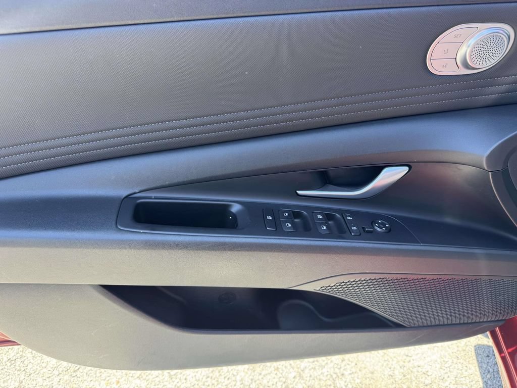 Certified 2023 Hyundai Elantra Limited FWD image 18