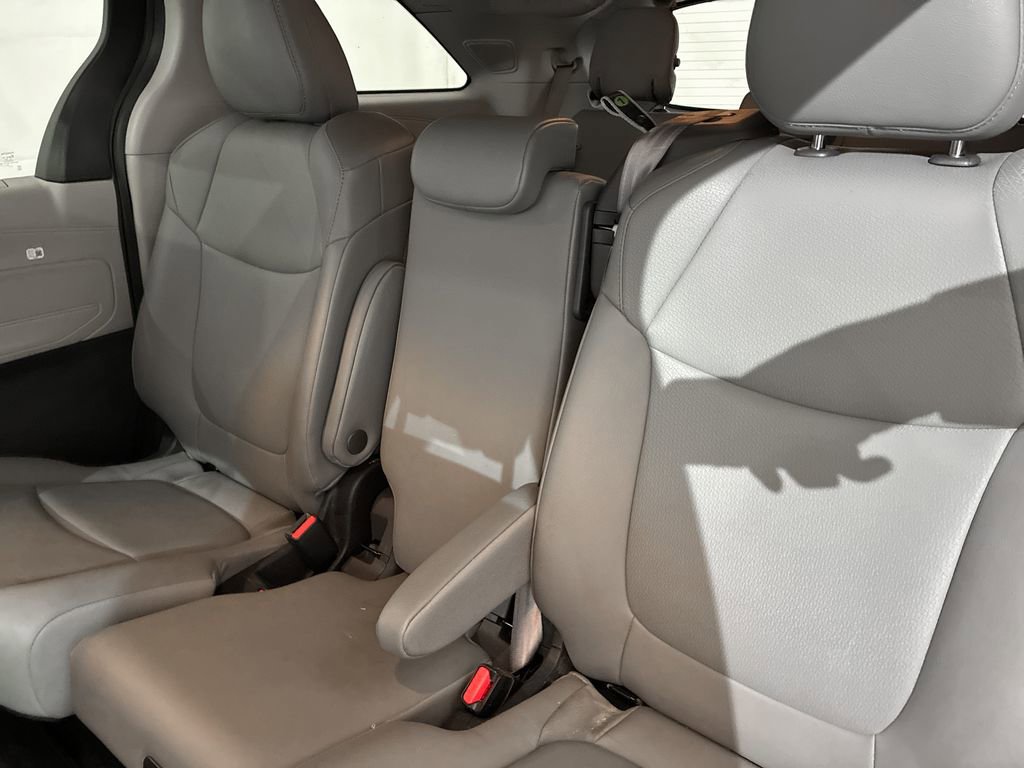 Used 2022 Toyota Sienna XLE w/ XLE Plus Package FWD image 11