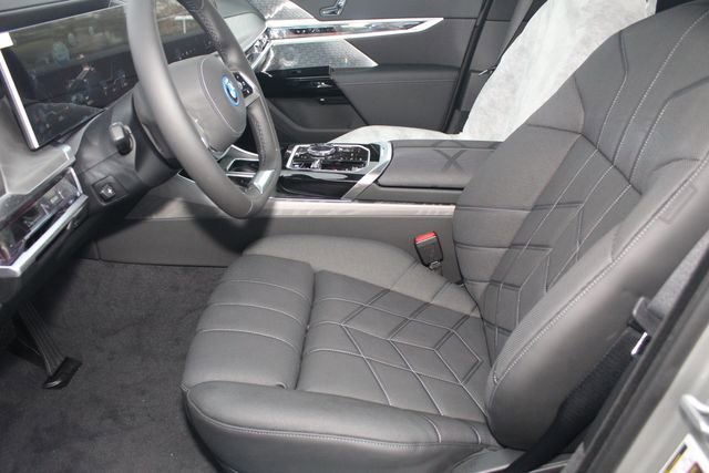 Used 2025 BMW i7 eDrive50 image 19