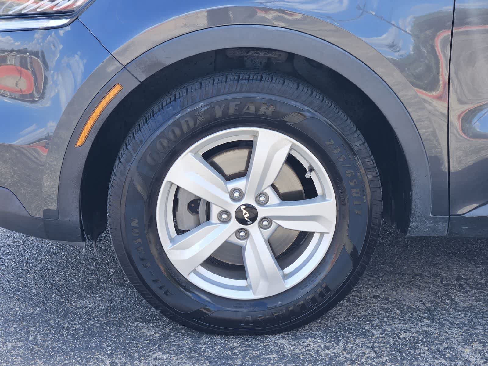 Used 2022 Kia Sorento LX FWD image 9