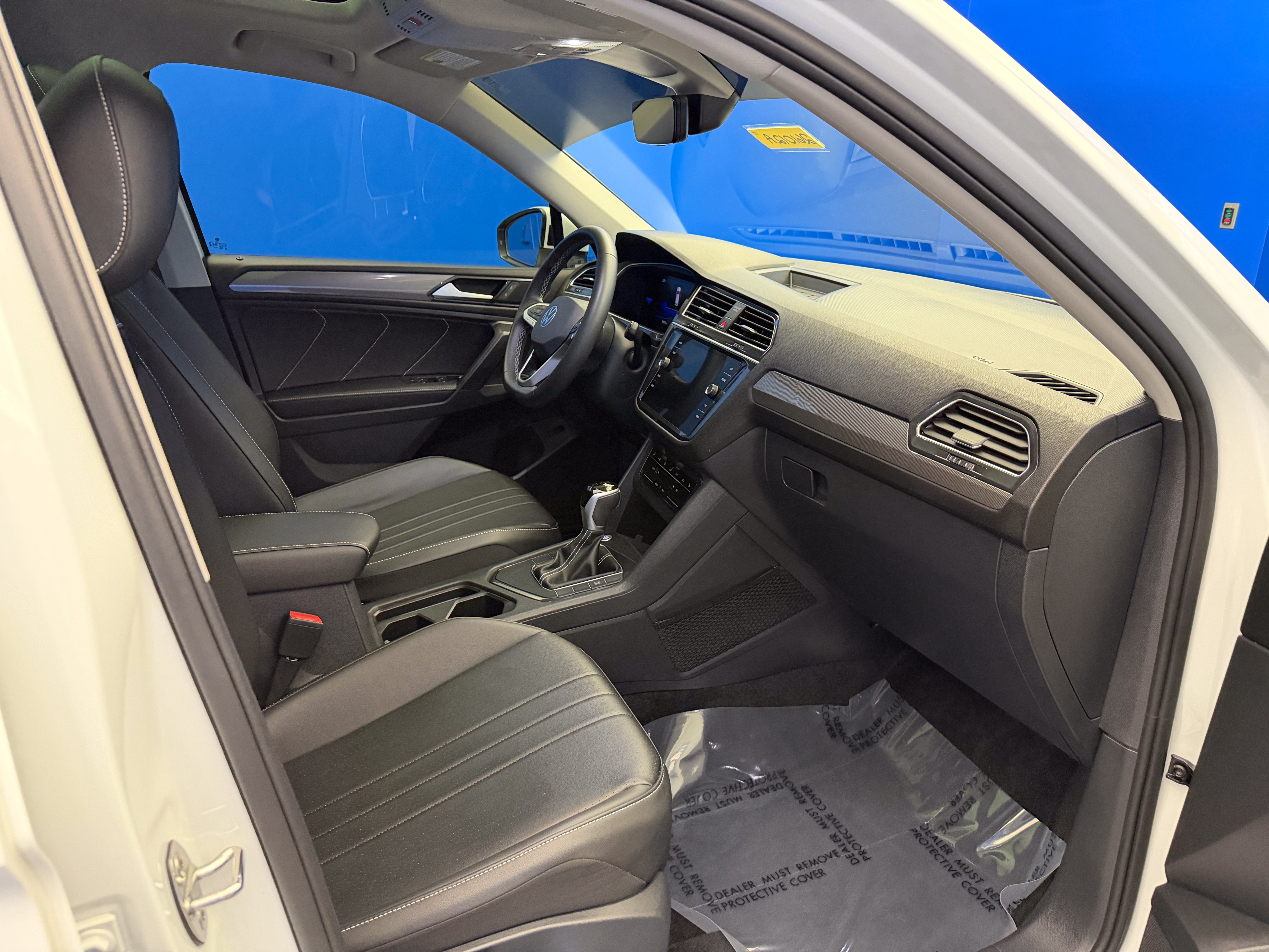 Used 2024 Volkswagen Tiguan SE w/ Panoramic Sunroof Package FWD image 29