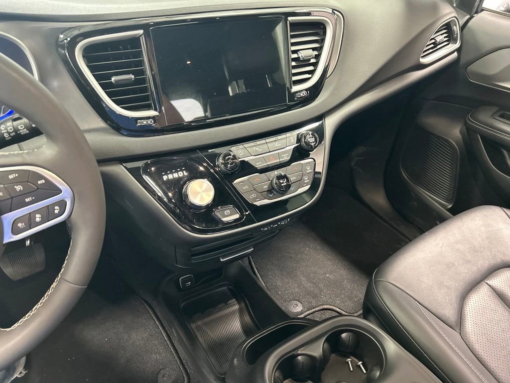 Used 2025 Chrysler Pacifica Select FWD image 4