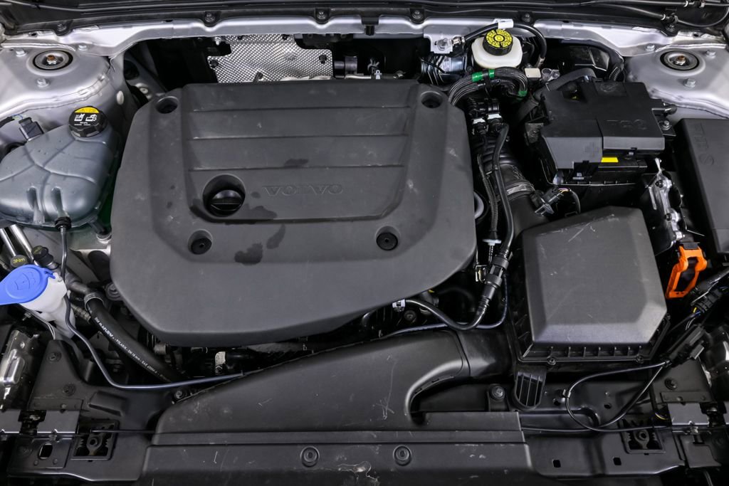 Certified 2025 Volvo XC40 B5 Plus image 32