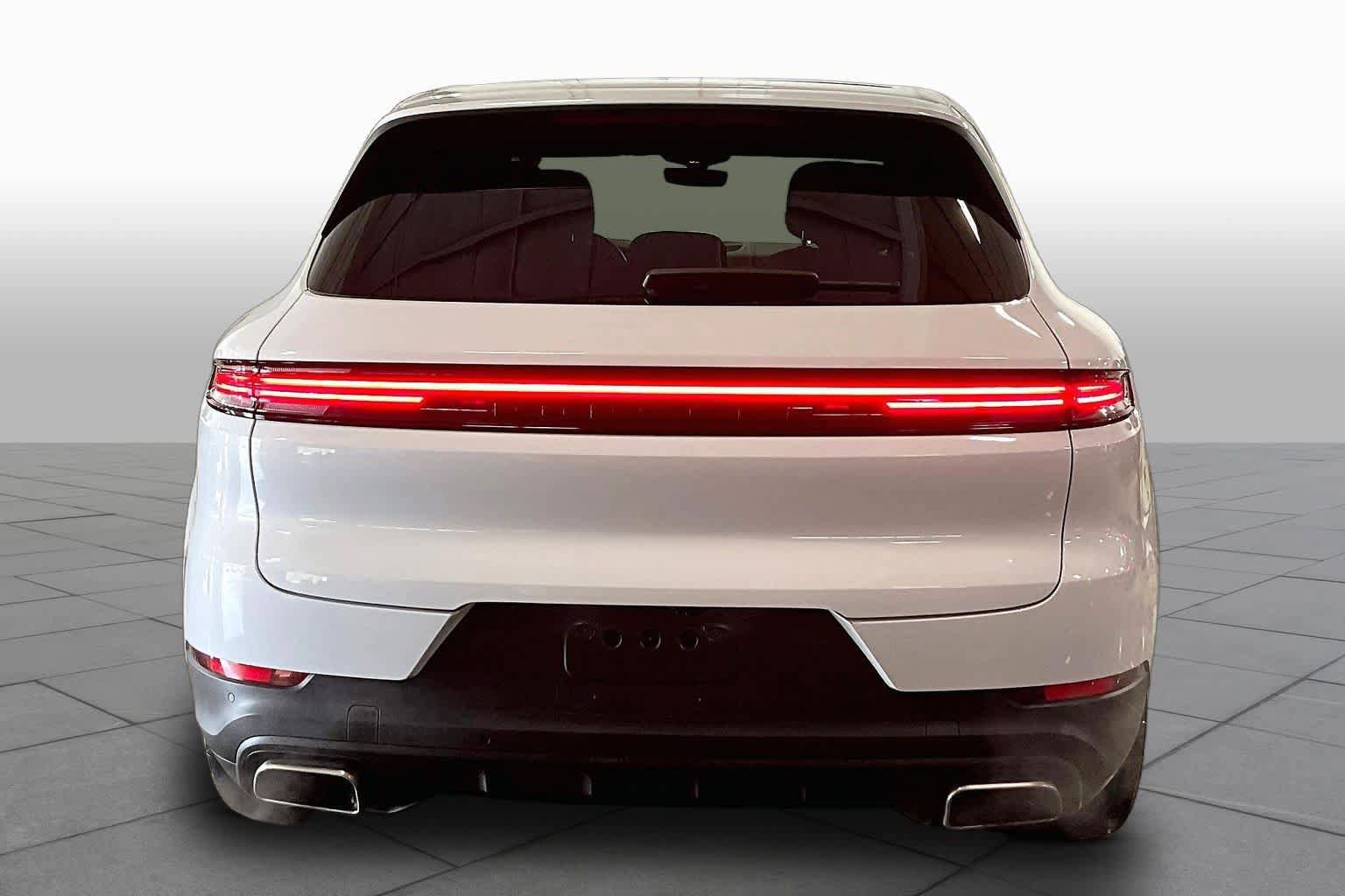 Used 2024 Porsche Cayenne AWD/4WD image 5