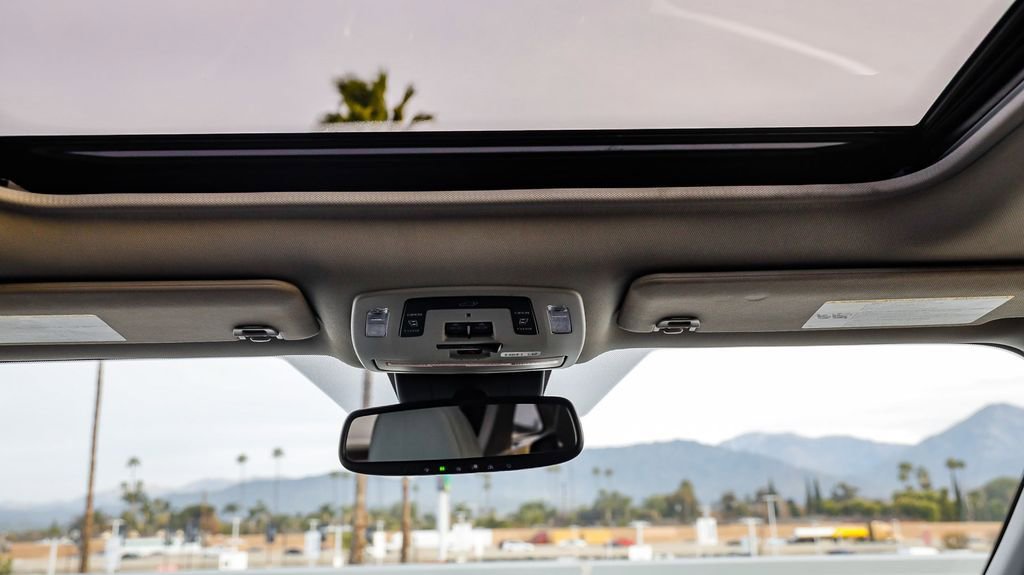 Used 2023 Toyota Sienna Limited image 18