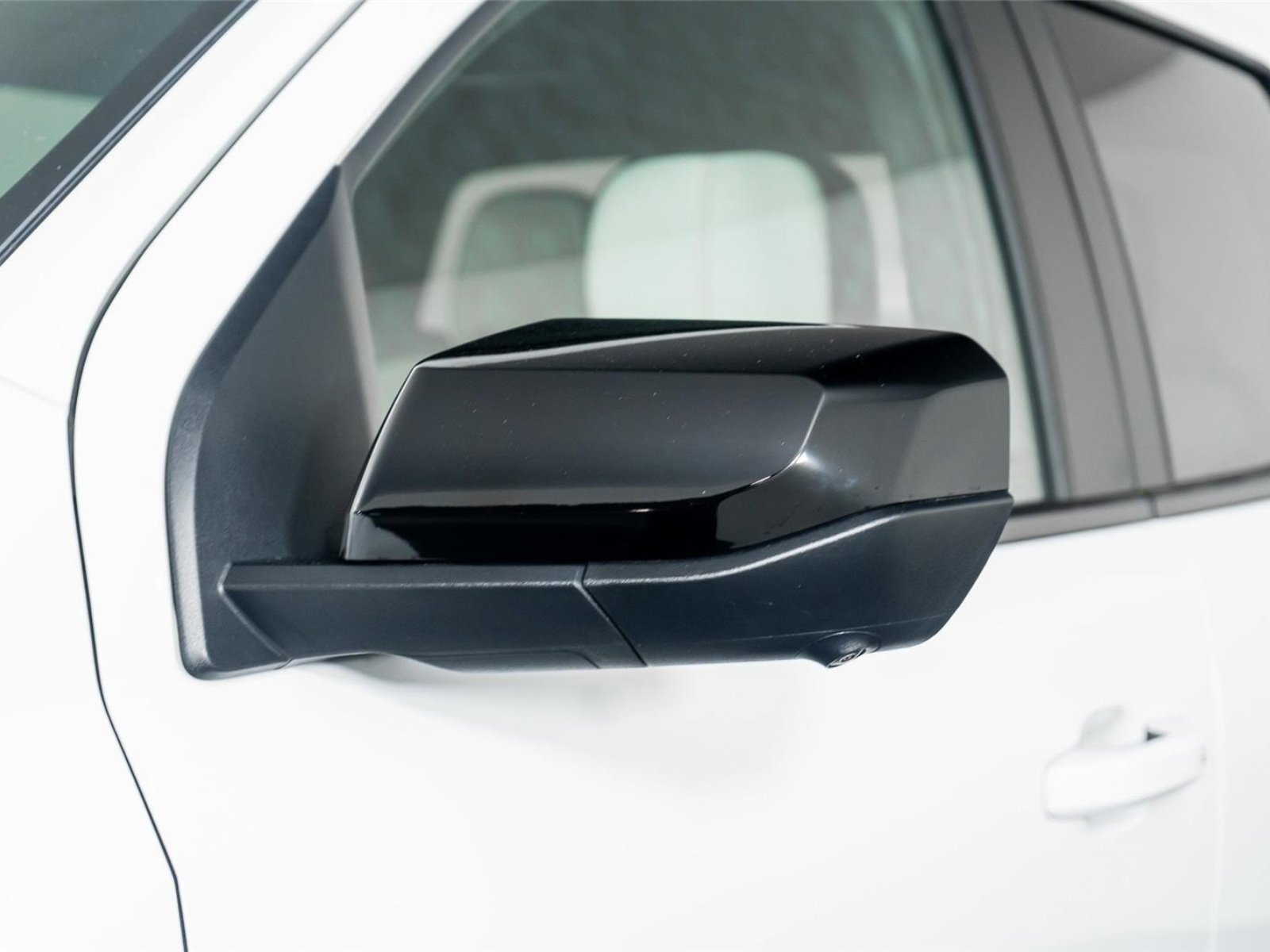 Used 2025 GMC Canyon AT4 w/ AT4X Package image 26