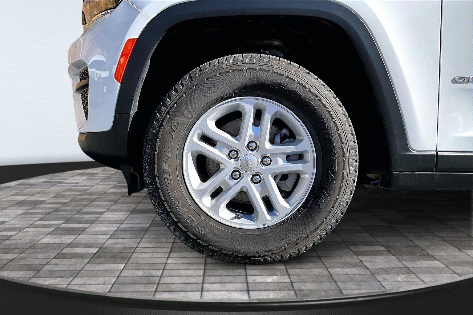 Certified 2025 Jeep Grand Cherokee Laredo w/ Luxury Tech Group I image 10