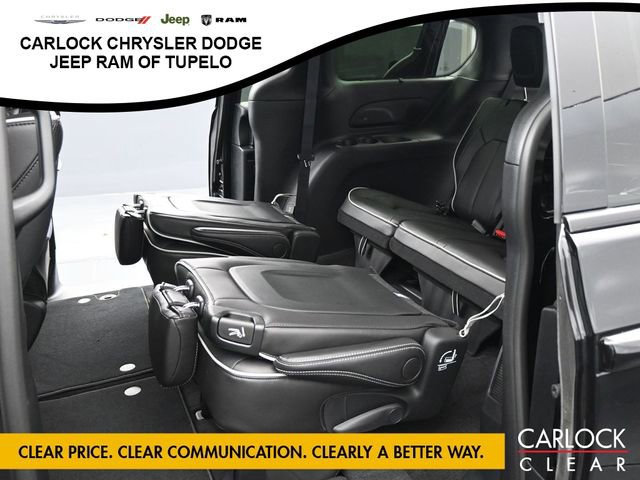 New 2026 Chrysler Pacifica Limited w/ Uconnect Theater Family Group image 17