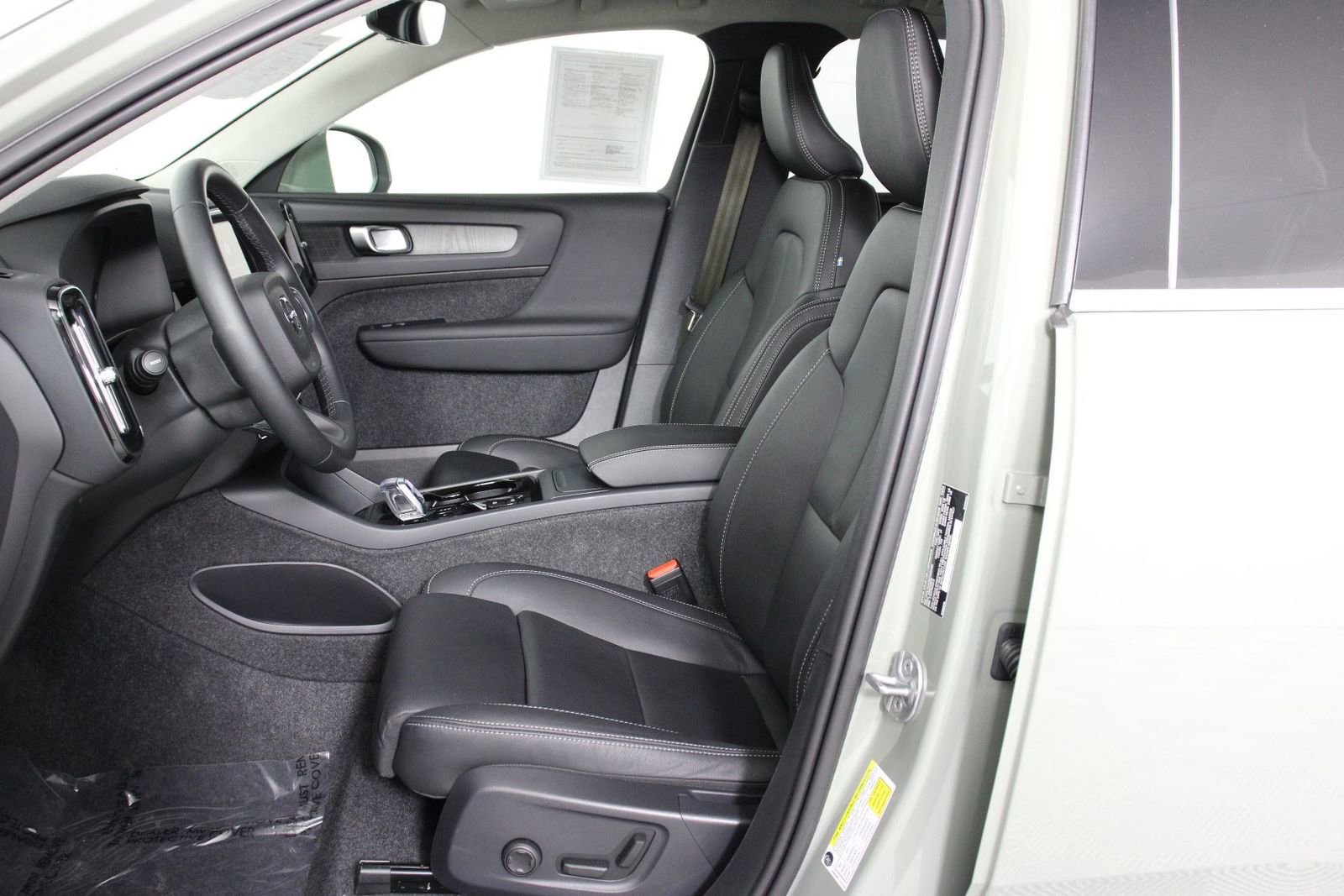 Certified 2025 Volvo XC40 B5 Plus image 31