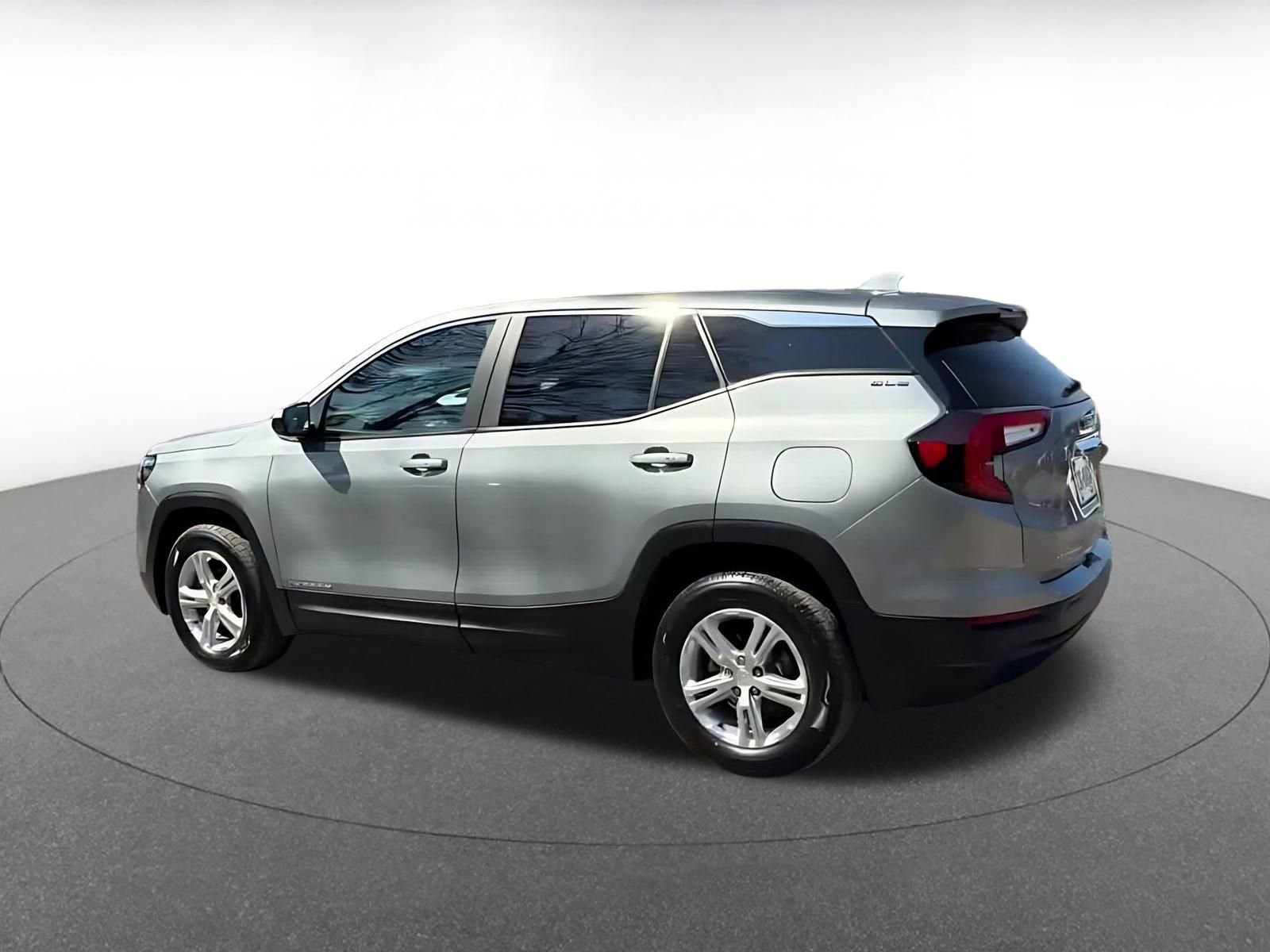 Used 2024 GMC Terrain SLE image 10