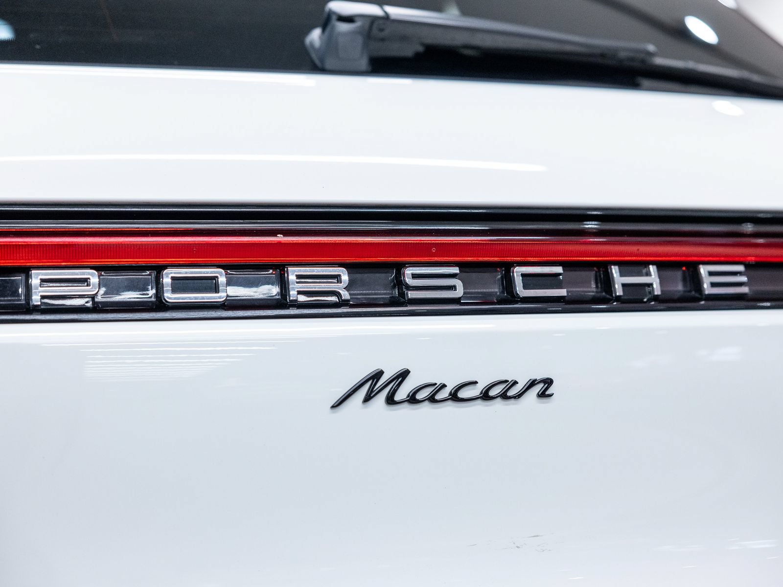 Certified 2024 Porsche Macan AWD/4WD image 22