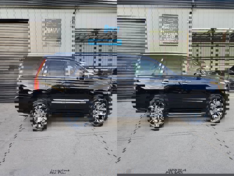 Used 2015 Cadillac Escalade Luxury AWD/4WD image 4