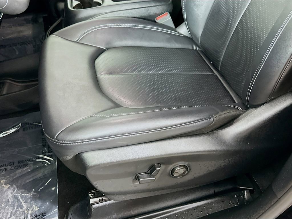 Used 2025 Chrysler Pacifica Select image 26