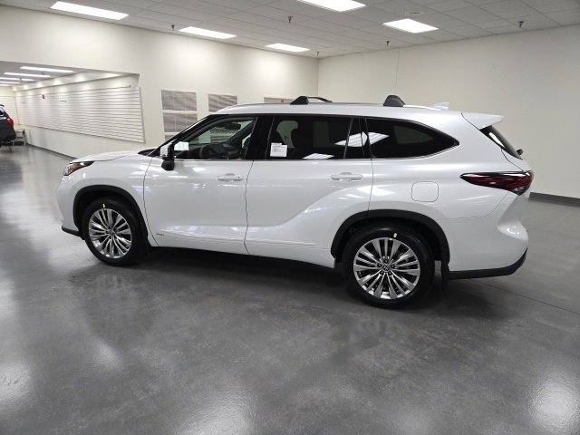 New 2026 Toyota Highlander Platinum image 3