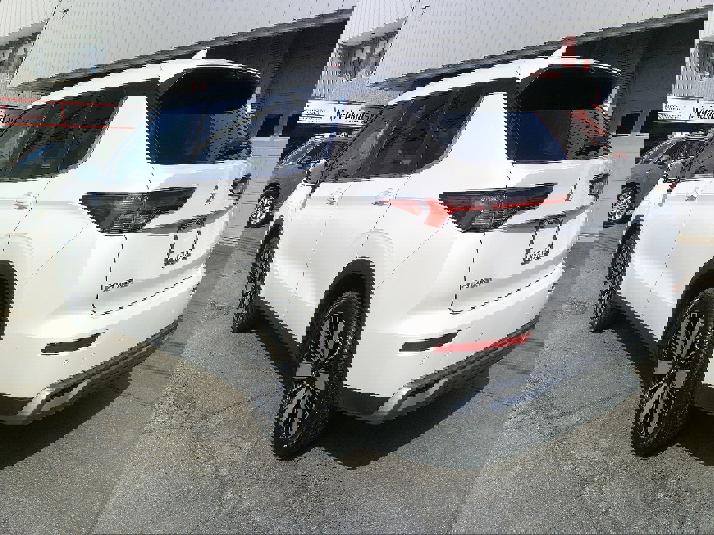 Used 2025 Mitsubishi Outlander SE image 3