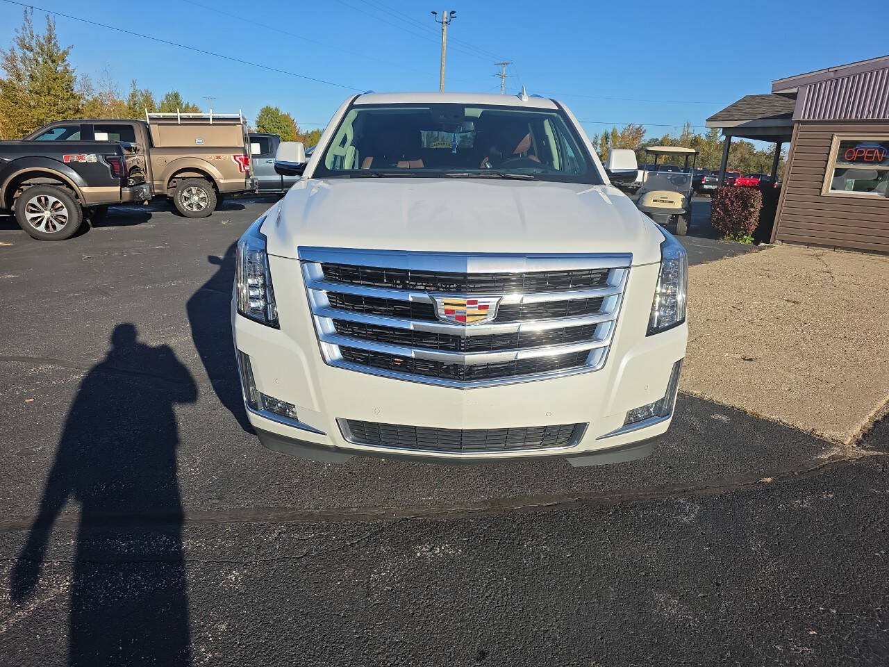 Used 2020 Cadillac Escalade ESV Luxury AWD/4WD image 3