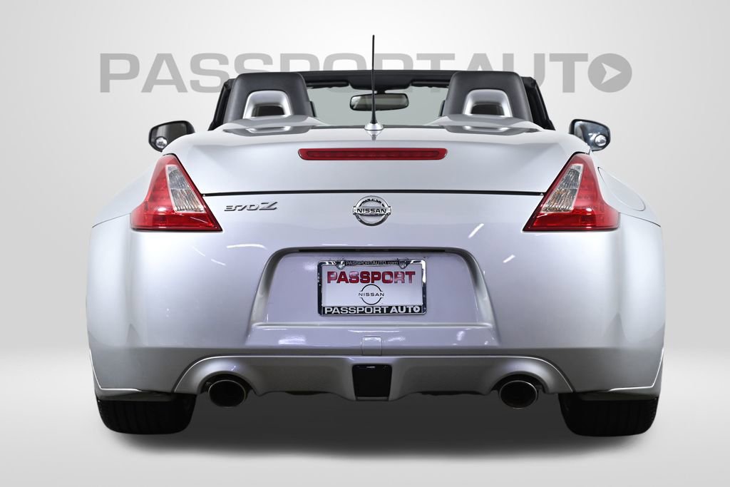 Used 2010 Nissan 370Z Touring w/ Sport Pkg image 9