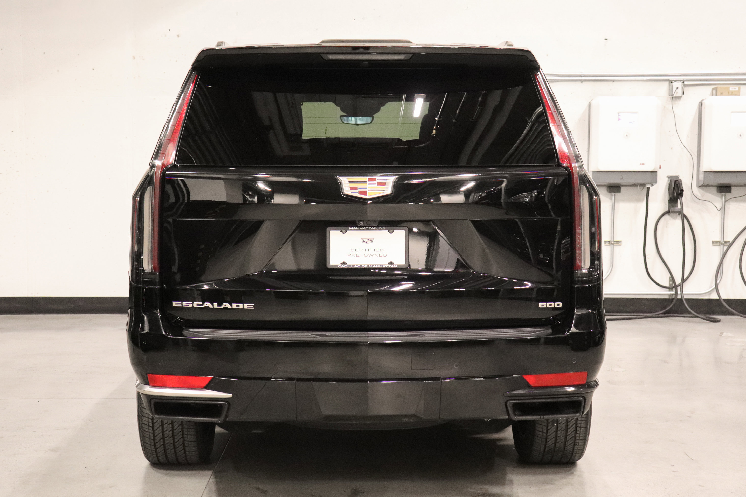 Used 2022 Cadillac Escalade Premium Luxury image 3