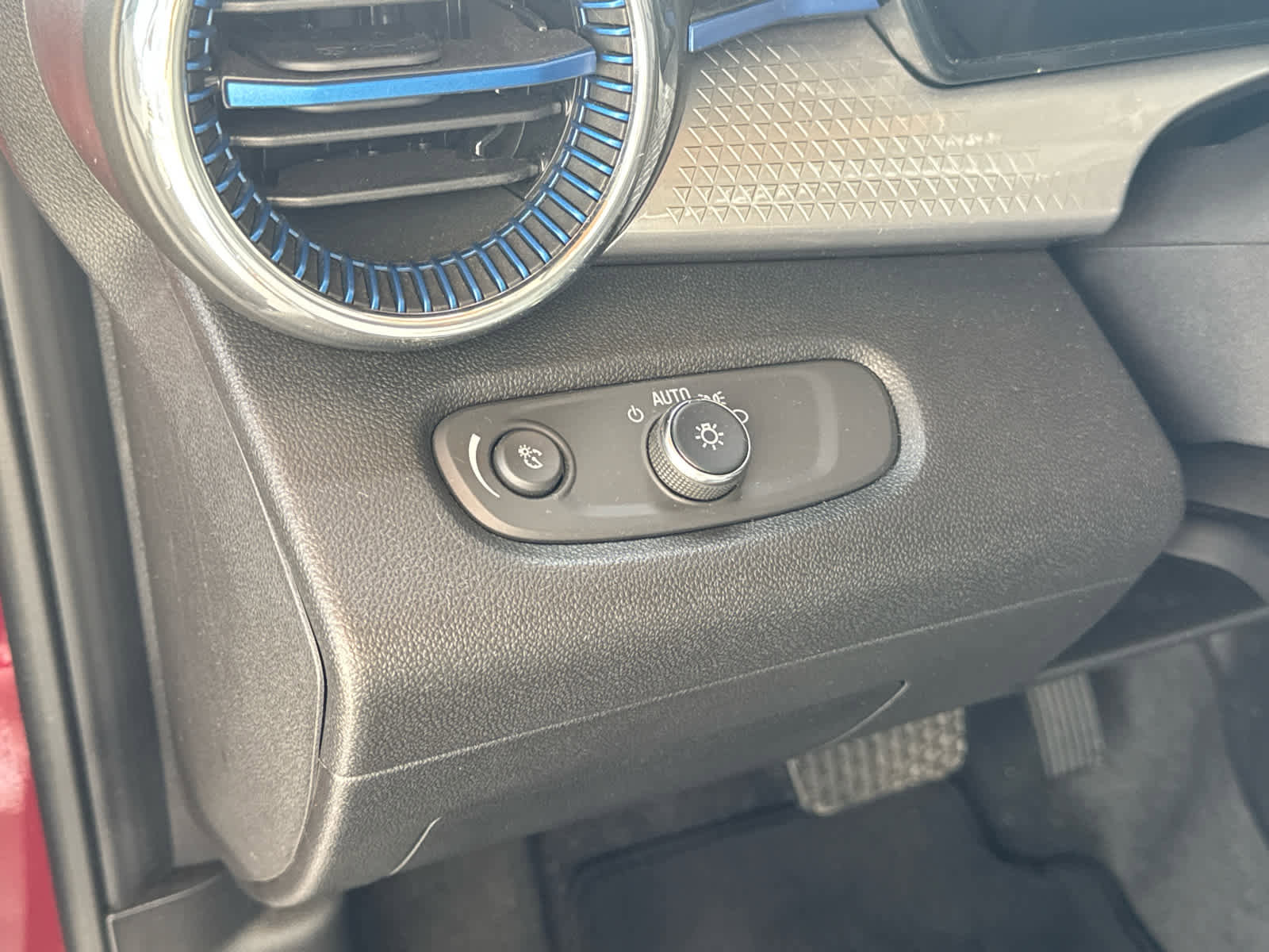 Certified 2025 Chevrolet Trax LT w/ LT Convenience Package image 12