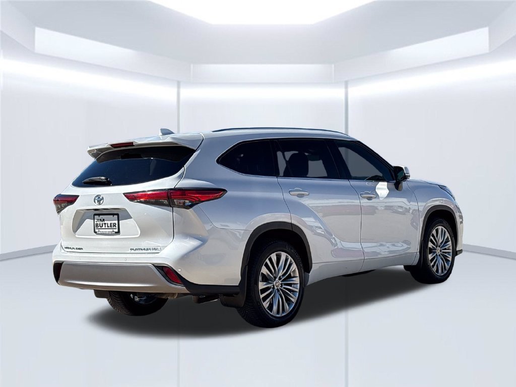 Used 2023 Toyota Highlander XLE AWD/4WD image 5