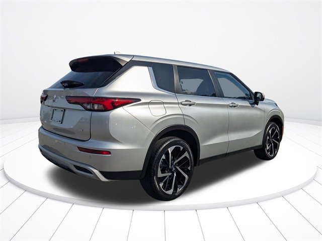 Used 2023 Mitsubishi Outlander SE image 3