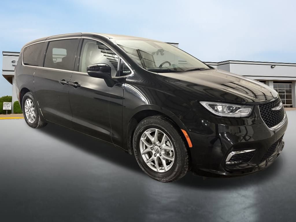 Used 2023 Chrysler Pacifica Touring-L image 7