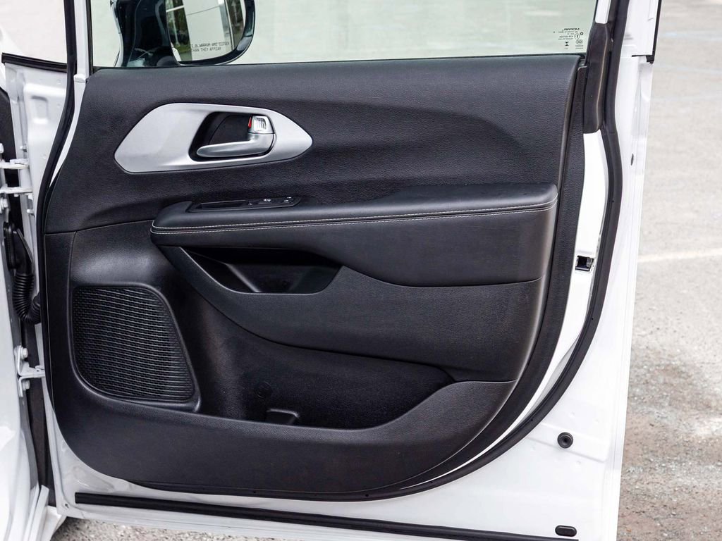 Used 2024 Chrysler Pacifica Limited FWD image 13