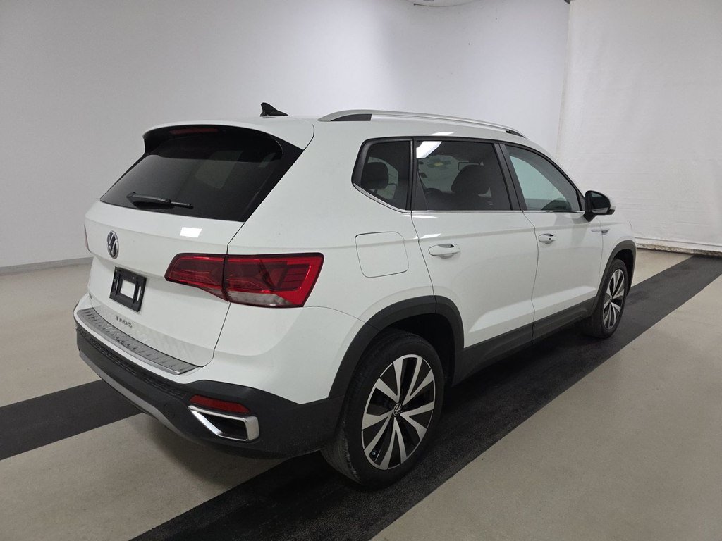 Used 2022 Volkswagen Taos SE w/ Panoramic Sunroof Package FWD image 2