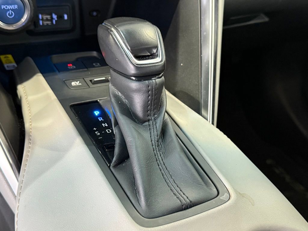 Certified 2021 Toyota Venza LE w/ Carpet Mat Package (TMS) image 25