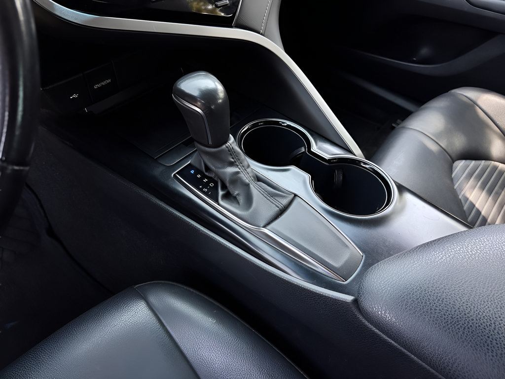 Used 2020 Toyota Camry SE w/ Convenience Package FWD image 11