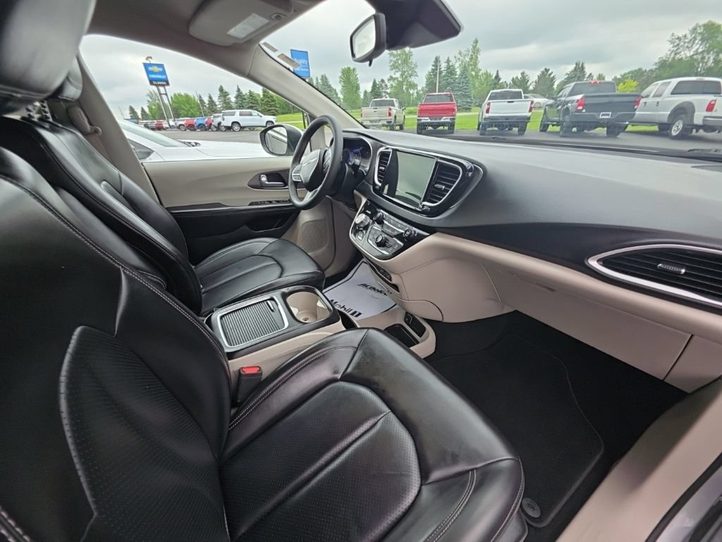 Used 2023 Chrysler Pacifica Touring-L FWD image 20