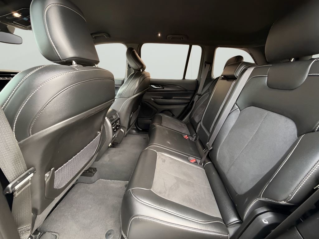 Used 2024 Jeep Grand Cherokee Altitude image 17