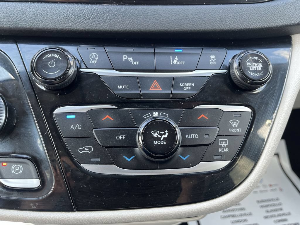 Used 2023 Chrysler Pacifica Touring-L FWD image 18