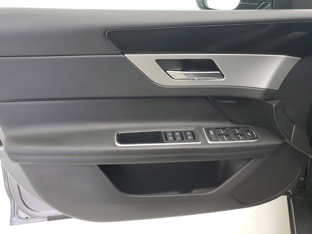 Used 2017 Jaguar XF Prestige AWD/4WD image 20