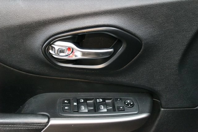 Used 2019 Jeep Cherokee Sport w/ Cold Weather Group AWD/4WD image 17