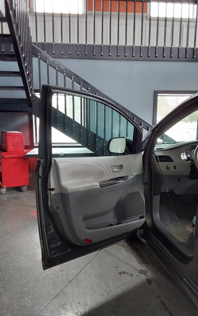 Used 2011 Toyota Sienna LE FWD image 28